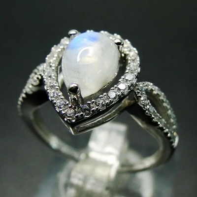 Το διαμάντι δέσμευσης Moonstone ουράνιων τόξων χτυπά το εξαιρετικό ασήμι 925