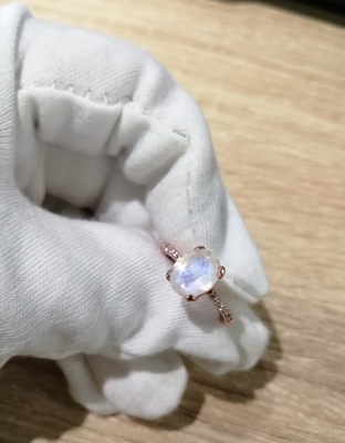 14K η άσπρη χρυσή ωοειδής περικοπή Moonstone με το CZ χτυπά το δαχτυλίδι επετείου γυναικών δέσμευσης