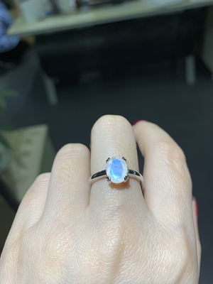 14K η άσπρη χρυσή ωοειδής περικοπή Moonstone με το CZ χτυπά το δαχτυλίδι επετείου γυναικών δέσμευσης