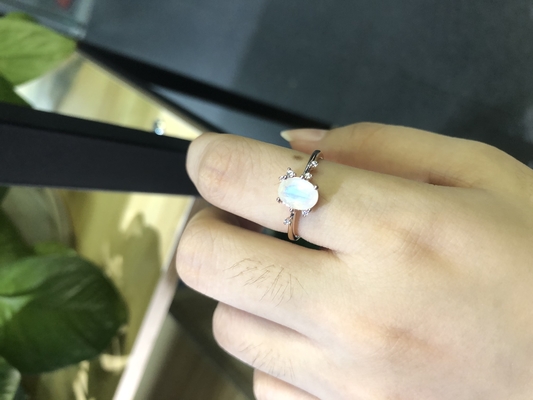 14K η άσπρη χρυσή ωοειδής περικοπή Moonstone με το CZ χτυπά το δαχτυλίδι επετείου γυναικών δέσμευσης