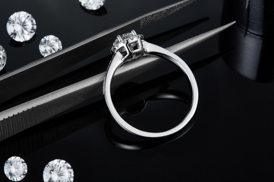 Κύρια πέτρινη στρογγυλή περικοπή 9k Moissanite 925 σχεδίων ασημένιο δαχτυλίδι γυναικών