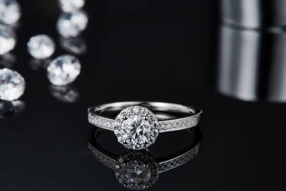 Κύρια πέτρινη στρογγυλή περικοπή 9k Moissanite 925 σχεδίων ασημένιο δαχτυλίδι γυναικών