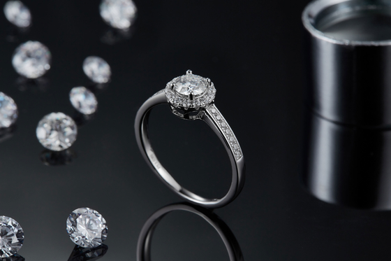 Κύρια πέτρινη στρογγυλή περικοπή 9k Moissanite 925 σχεδίων ασημένιο δαχτυλίδι γυναικών
