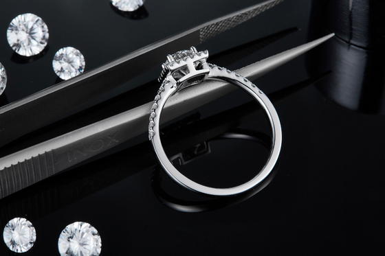 Τα άσπρα μεγαλείου διαμάντια Moissanite σχεδίου συνήθειας τετραγωνικά στρώνουν τη δέσμευση για το δαχτυλίδι γυναικών