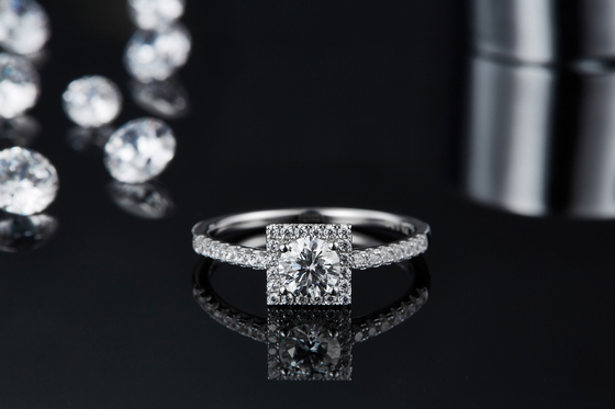 Τα άσπρα μεγαλείου διαμάντια Moissanite σχεδίου συνήθειας τετραγωνικά στρώνουν τη δέσμευση για το δαχτυλίδι γυναικών