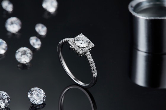 Τα άσπρα μεγαλείου διαμάντια Moissanite σχεδίου συνήθειας τετραγωνικά στρώνουν τη δέσμευση για το δαχτυλίδι γυναικών