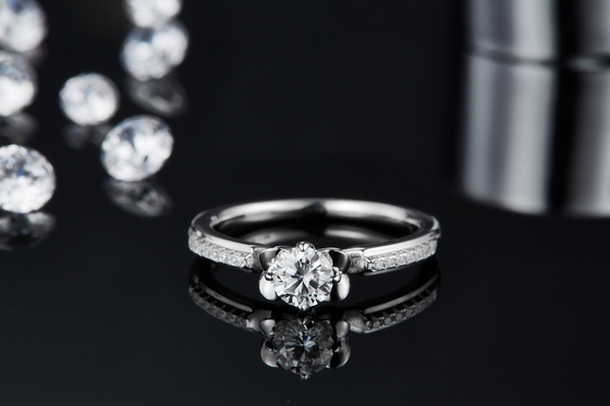 Μοναδική 14KN Moissanite περικοπών λουλουδιών άσπρη χρυσή δέσμευση Moissanite δαχτυλιδιών δαχτυλιδιών αρραβώνων   Δαχτυλίδι