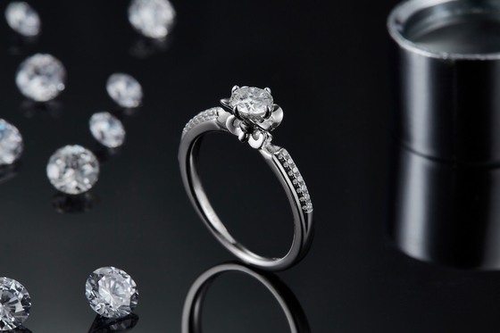 Μοναδική 14KN Moissanite περικοπών λουλουδιών άσπρη χρυσή δέσμευση Moissanite δαχτυλιδιών δαχτυλιδιών αρραβώνων   Δαχτυλίδι