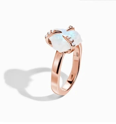 Καθιερώνον τη μόδα Prongs δαχτυλιδιών Moonstone κοσμήματος ακατέργαστο εξαιρετικό ασημένιο κόσμημα 925 ανώμαλο τριών γυναικών