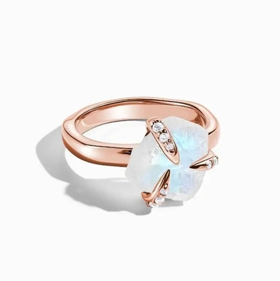Καθιερώνον τη μόδα Prongs δαχτυλιδιών Moonstone κοσμήματος ακατέργαστο εξαιρετικό ασημένιο κόσμημα 925 ανώμαλο τριών γυναικών