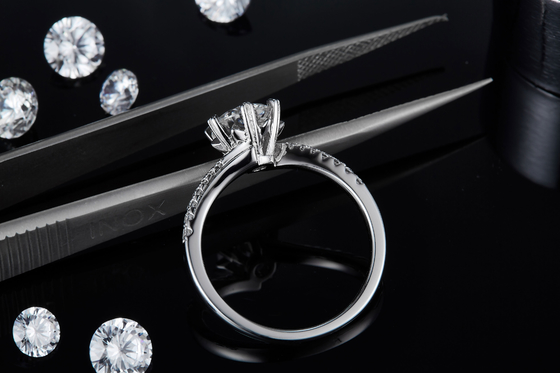 1.30CT άσπρο δαχτυλίδι γυναικών δέσμευσης κοσμήματος Platineve CZ Moissanite και σαπφείρου