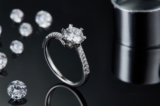 1.30CT άσπρο δαχτυλίδι γυναικών δέσμευσης κοσμήματος Platineve CZ Moissanite και σαπφείρου