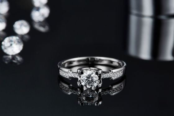 Άσπρο γαμήλιο δαχτυλίδι Sytle CZ συνήθειας Moissanite μινιμαλιστικό για τις γυναίκες