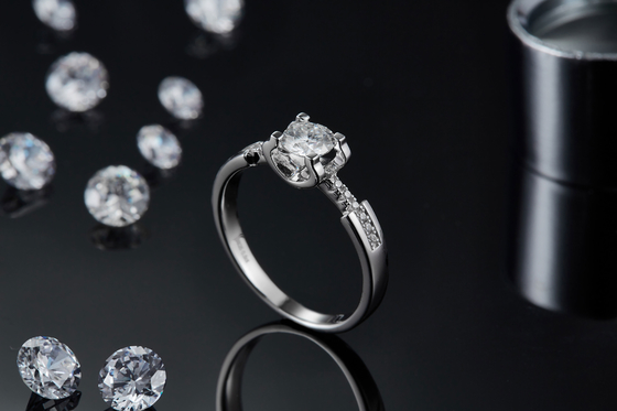Άσπρο γαμήλιο δαχτυλίδι Sytle CZ συνήθειας Moissanite μινιμαλιστικό για τις γυναίκες