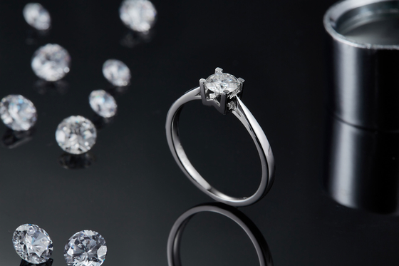 Μοναδικό γαμήλιο δαχτυλίδι αρραβώνων Moissanite περικοπών S925 Ανατολής-Δύσης θέτοντας σμαραγδένιο σύγχρονο