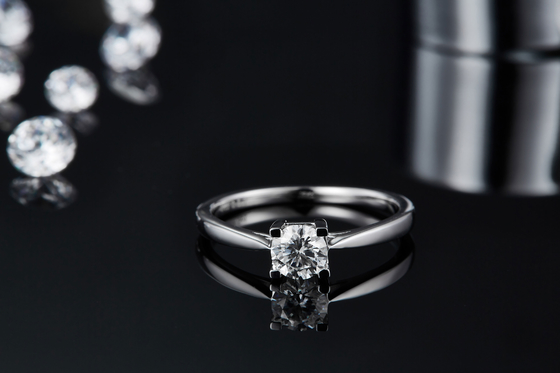 Μοναδικό γαμήλιο δαχτυλίδι αρραβώνων Moissanite περικοπών S925 Ανατολής-Δύσης θέτοντας σμαραγδένιο σύγχρονο