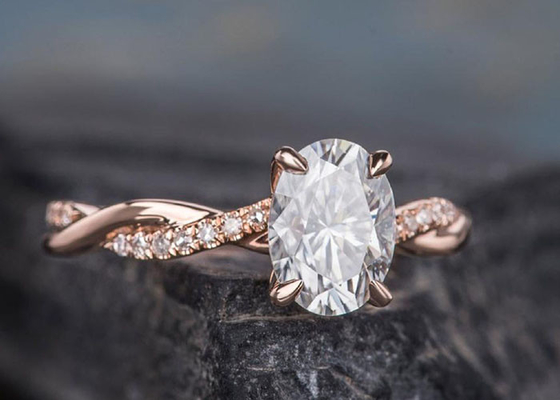 Το ωοειδές δαχτυλίδι αρραβώνων 18K Mossianite 2.5ct αυξήθηκε χρυσό υλικό