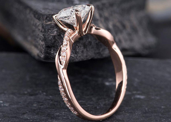 Το ωοειδές δαχτυλίδι αρραβώνων 18K Mossianite 2.5ct αυξήθηκε χρυσό υλικό