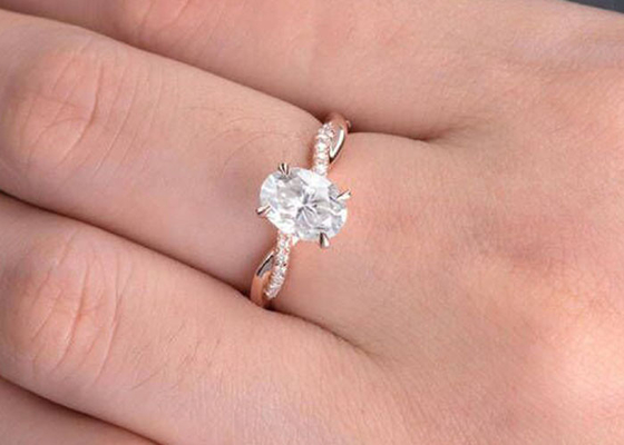 Το ωοειδές δαχτυλίδι αρραβώνων 18K Mossianite 2.5ct αυξήθηκε χρυσό υλικό