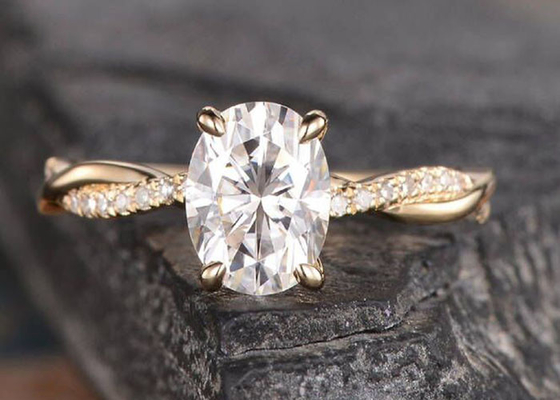 Το ωοειδές δαχτυλίδι αρραβώνων 18K Mossianite 2.5ct αυξήθηκε χρυσό υλικό
