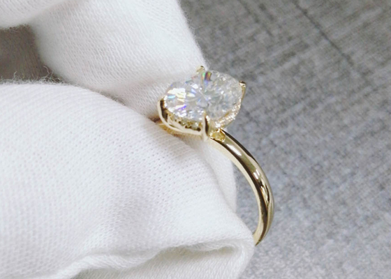 1.5ct Oval έκοψε αυξημένο το εργαστήριο χρυσό υλικό 0.7×0.9cm Moissanite μέγεθος δαχτυλιδιών 14K