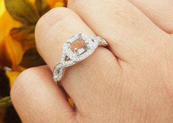 0.38ct 1.3mm άσπρος χρυσός ημι 14k τοποθετούν το μαξιλάρι δαχτυλιδιών που κόβεται για τα γενέθλια