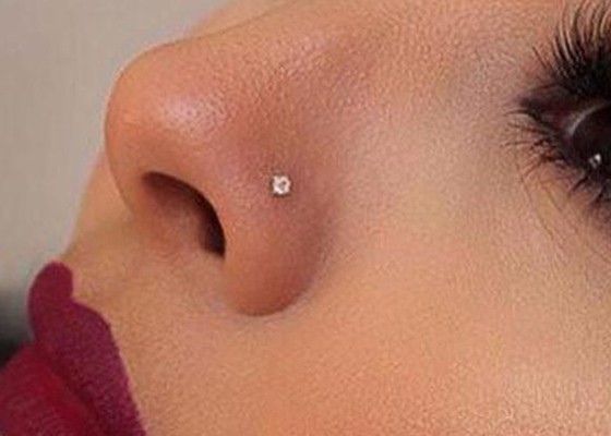 Το Λ διαμορφώνει να διαπερνήσει μύτης 18K το χρυσό ύφος κουμπιών για τις γυναίκες μήκος 6mm + 5mm