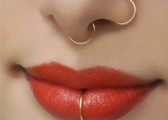 χρυσή μύτη αστεριών 18K 3mm σαφής που διαπερνά τη μορφή 0.6mm Λ πάχος