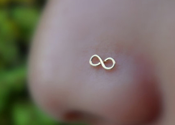 χρυσή μύτη αστεριών 18K 3mm σαφής που διαπερνά τη μορφή 0.6mm Λ πάχος