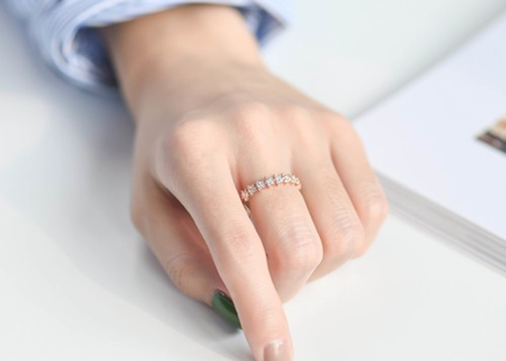 0.54ct χρυσό δαχτυλίδι διαμαντιών αστεριών, χρυσό δαχτυλίδι αρραβώνων 1.3mm 18k για το κορίτσι γυναικών