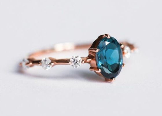 1.56ct μπλε Topaz δαχτυλίδι του Λονδίνου, ωοειδής μορφής διαμαντιών cOem περικοπών δαχτυλιδιών στρογγυλός