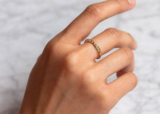 Συσσωρεύοντας το χρυσό δαχτυλίδι 2.0MM 9K Prong διάστασης θέτοντας cOem τύπων χεριών