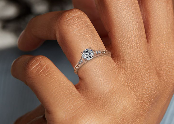 χρυσό αυξημένο εργαστήριο Moissanite δαχτυλίδι Dia RD6mm 0.8ct 14K Roose για το γάμο